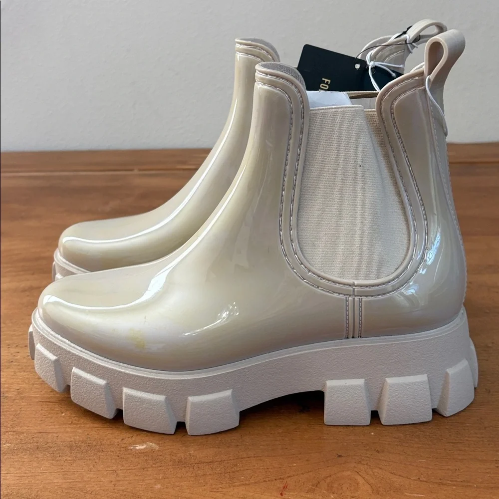 Forever 21 NWT Stylish Cream Chelsea Boots Size 9 - Picture 8 of 14
